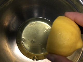 10、香草炼乳戚风,蛋白滴几滴柠檬汁。