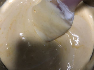 13、香草炼乳戚风,初步先翻拌均匀。