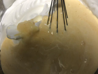 14、香草炼乳戚风,再倒回剩余的蛋白里快速翻拌均匀。