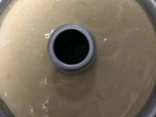 15、香草炼乳戚风,倒入模具中，震出气泡。