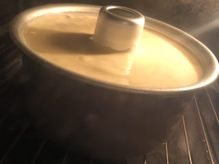 16、香草炼乳戚风,烤箱预热170度，烤约35分钟。