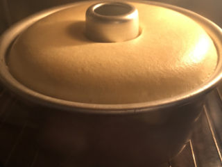 17、香草炼乳戚风,看着慢慢膨胀起来。