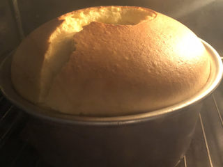 18、香草炼乳戚风,到最高处回落出炉，倒扣冷却后脱模。