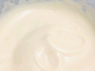 2、宝宝版马卡龙,2.画圈打发鸡蛋至提起画线明显。