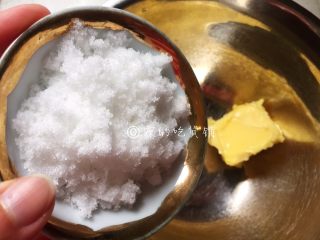 1、蔓越莓酥条,黄油软化后，加入细砂糖和盐