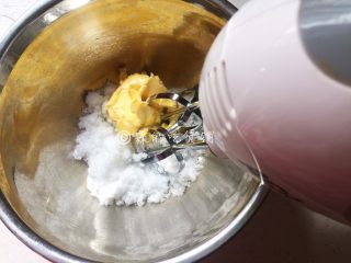 2、蔓越莓酥条,用打蛋器稍稍打发一下