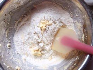 5、蔓越莓酥条,用刮刀拌匀