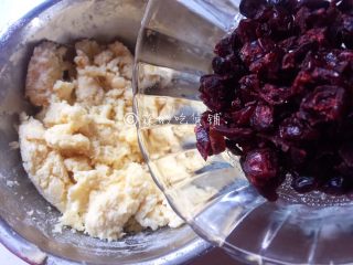 7、蔓越莓酥条,随后把切碎的蔓越莓干加入黄油面团中