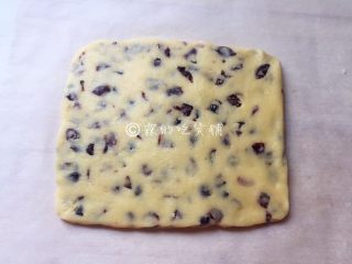 9、蔓越莓酥条,直接在油纸上，将面团擀成约1厘米厚的面片