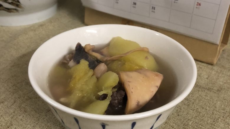 月子餐滋补汤木瓜章鱼花生扇骨汤