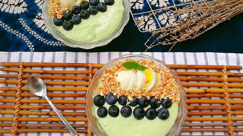 瘦身早餐鸡蛋蓝莓牛油果思慕雪