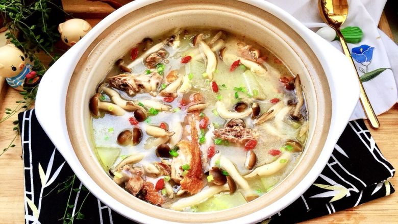 给烤鸭架换个吃法冬瓜蟹味菇鸭架汤