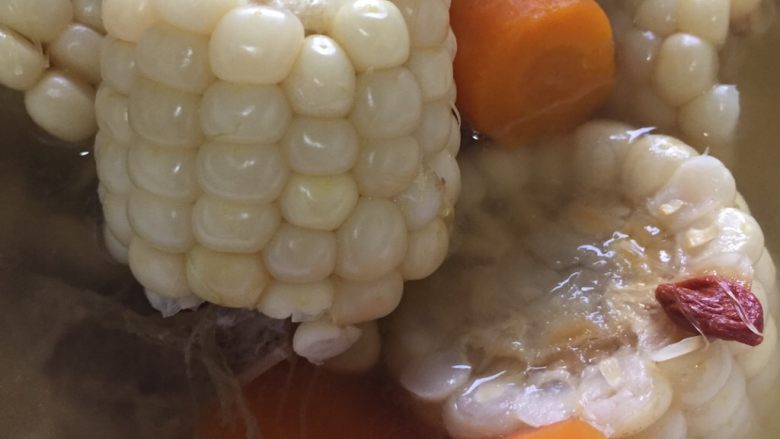 胡萝卜玉米排骨汤