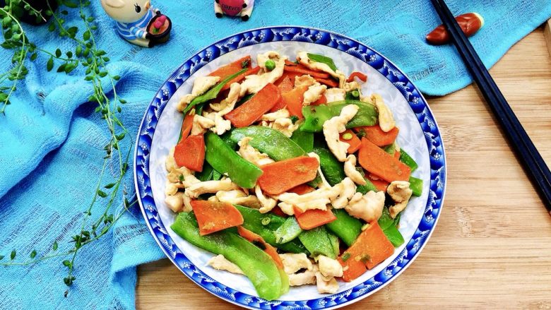 翠羽红霞映玉光荷兰豆滑炒鸡片