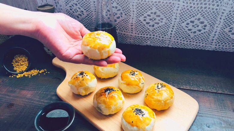 酥到掉渣的豆沙蛋黄酥你要来一个吗