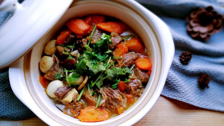 寒冬暖食胡萝卜羊肉砂锅煲