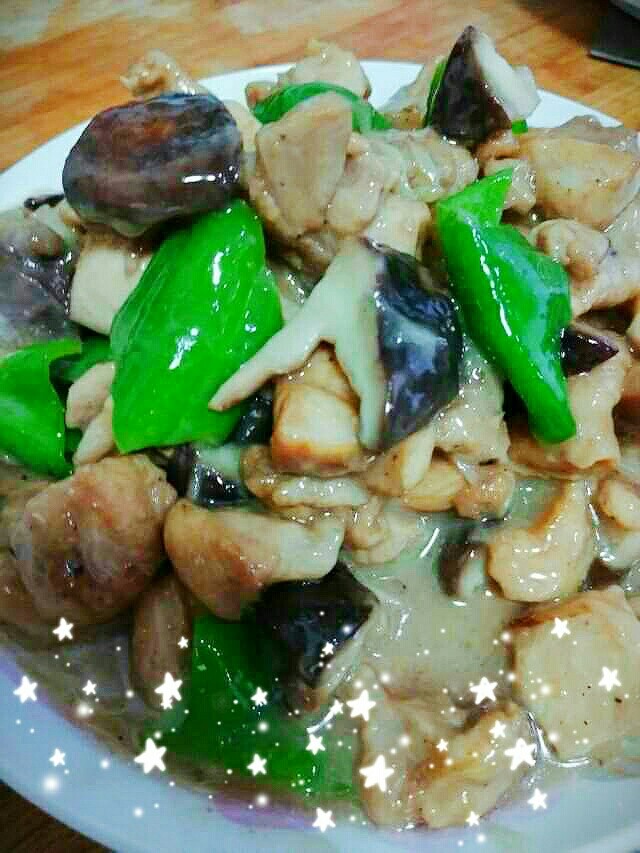 鸡腿肉炒香菇很鲜哦