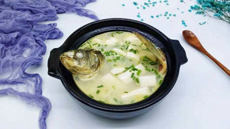 咸味秋季补钙佳品鲫鱼豆腐汤