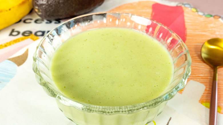 牛油果香蕉奶昔宝宝奶昔