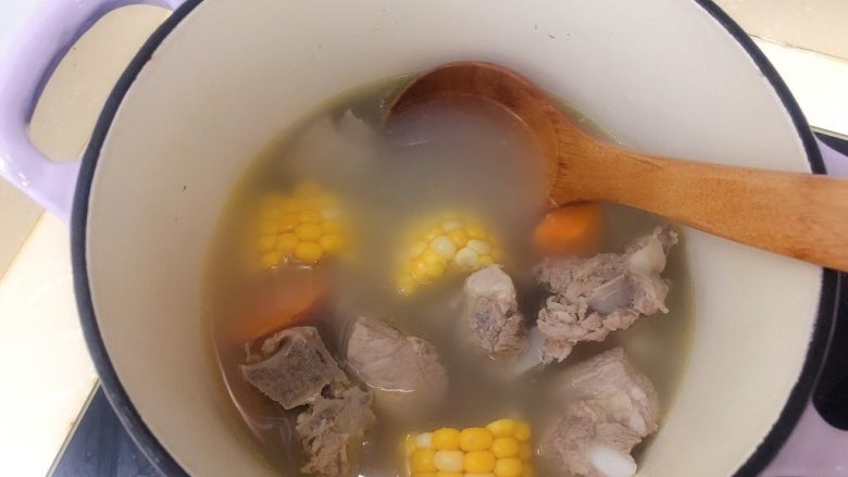 胡萝卜玉米排骨汤