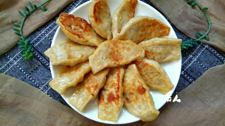 猪五花白菜猪肉锅贴