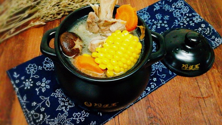 菌类料理香菇玉米胡萝卜筒骨汤