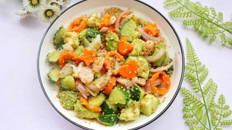 牛油果藜麦虾仁轻食沙拉