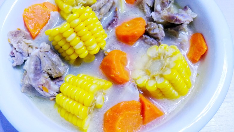 胡萝卜玉米排骨汤