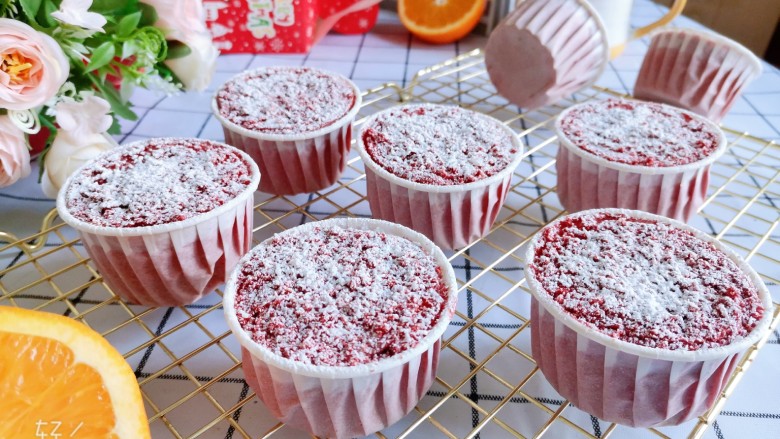 圣诞雪花芝士纸杯蛋糕红丝绒纸杯蛋糕