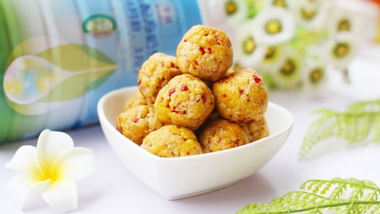 酸甜可口的草莓脆米粉球