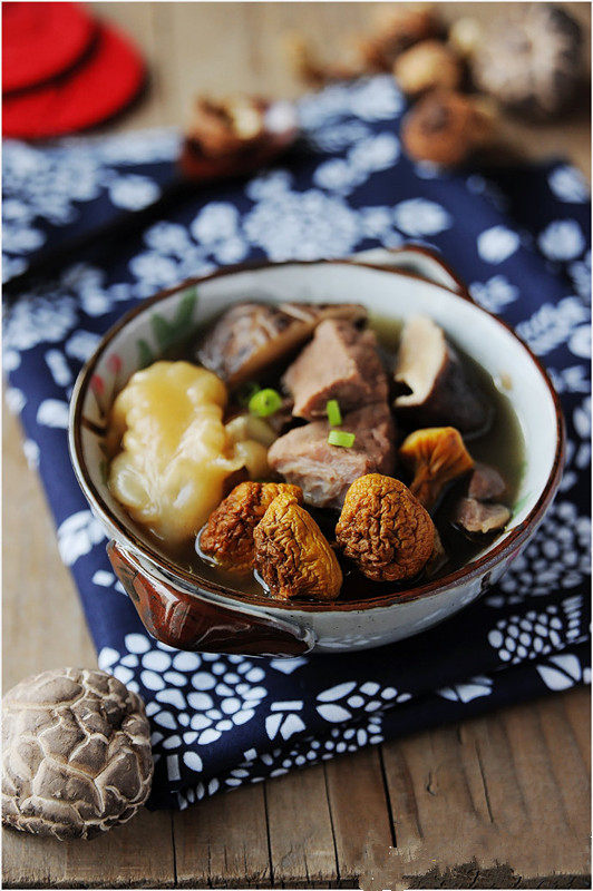 煲一碗由内而外焕发的美菌菇花胶牛肉汤