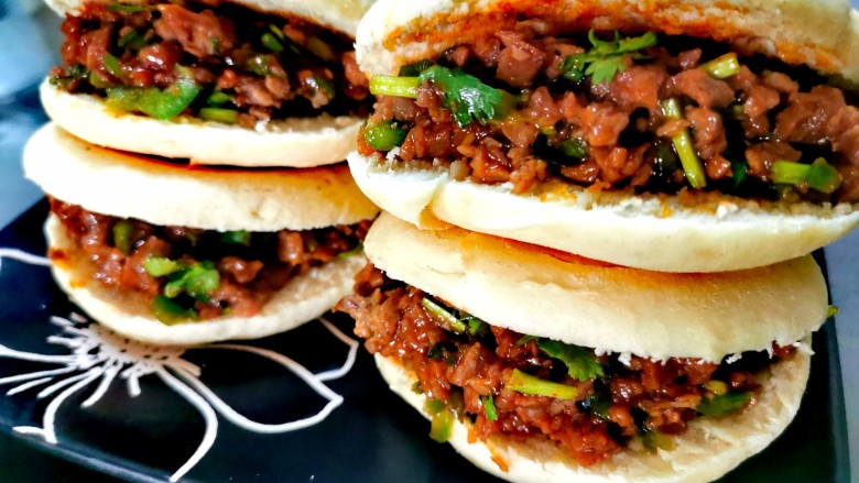 牛肉夹馍自己活面烙白吉馍