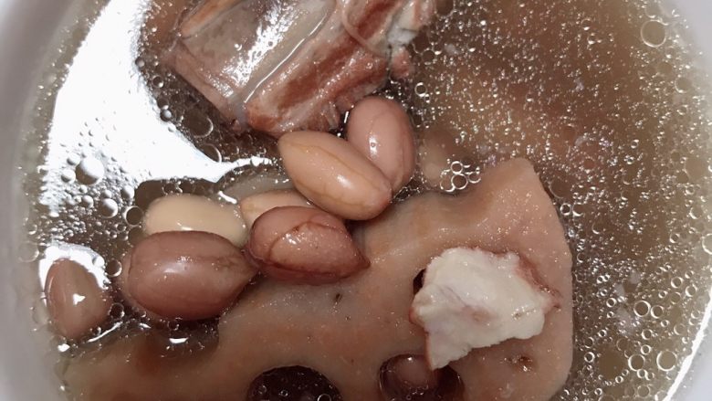 莲藕花生排骨汤