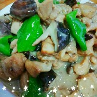 鸡腿肉炒香菇很鲜哦