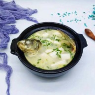 咸味秋季补钙佳品鲫鱼豆腐汤