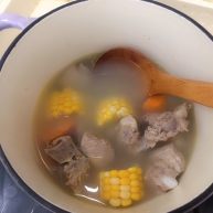 胡萝卜玉米排骨汤