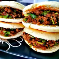 牛肉夹馍自己活面烙白吉馍