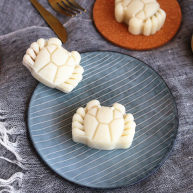 莲蓉蜜豆冰皮月饼