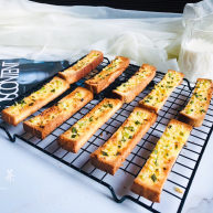 简单几步做出媲美面包店的蒜香面包条