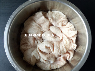 1、火爆肥肠,肥肠彻底清洗干净,建议用面粉反复清洗,并撕掉较多的白色物质;