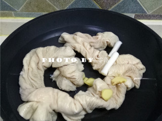 2、火爆肥肠,肥肠洗净后,放入锅里,倒入适量清水,放入姜片,葱段,高度白酒,大火煮开;