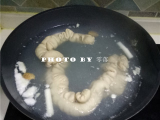 3、火爆肥肠,肥肠煮至能用筷子戳穿时,关火;