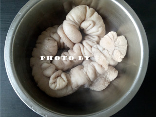 4、火爆肥肠,将肥肠捞出,冷却;