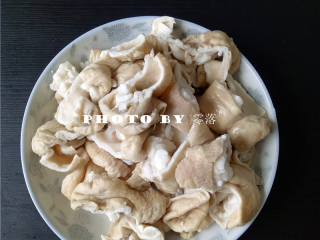 5、火爆肥肠,冷却后的肥肠切段;