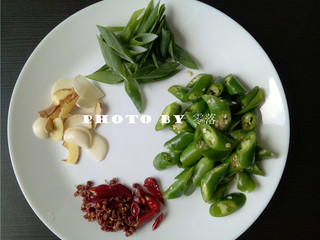 6、火爆肥肠,二荆条切斜段;大葱叶切斜段;备好姜片,蒜片,干辣椒段,花椒;