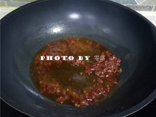 7、火爆肥肠,起油锅,放入郫县豆瓣酱炒香;