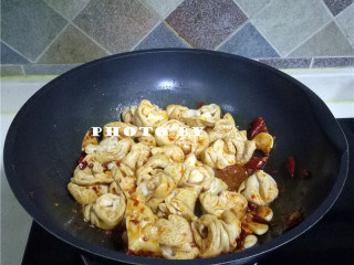 9、火爆肥肠,放入肥肠,大火爆炒;