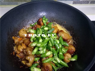 11、火爆肥肠,放入二荆条;