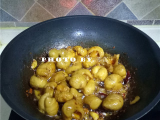 10、火爆肥肠,肥肠呈金黄色后,调入适量白糖、酱油,翻炒均匀;转小火,调入适量孜然粉继续翻炒,直至肥肠表皮有焦脆感,并且闻着香味扑鼻;