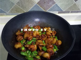 12、火爆肥肠,二荆条炒至断生,调入少量盐,翻炒均匀,关火起锅。